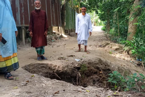কাপাসিয়ায় এক রাস্তার কারণেই দুর্ভোগে কয়েক গ্রামের মানুষ