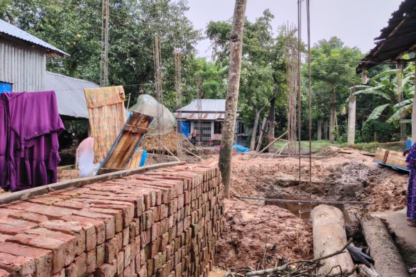 আদালতের নিষেধাজ্ঞা অমান্য করে বিরোধপূর্ণ জমিতে বাড়ি নির্মাণ