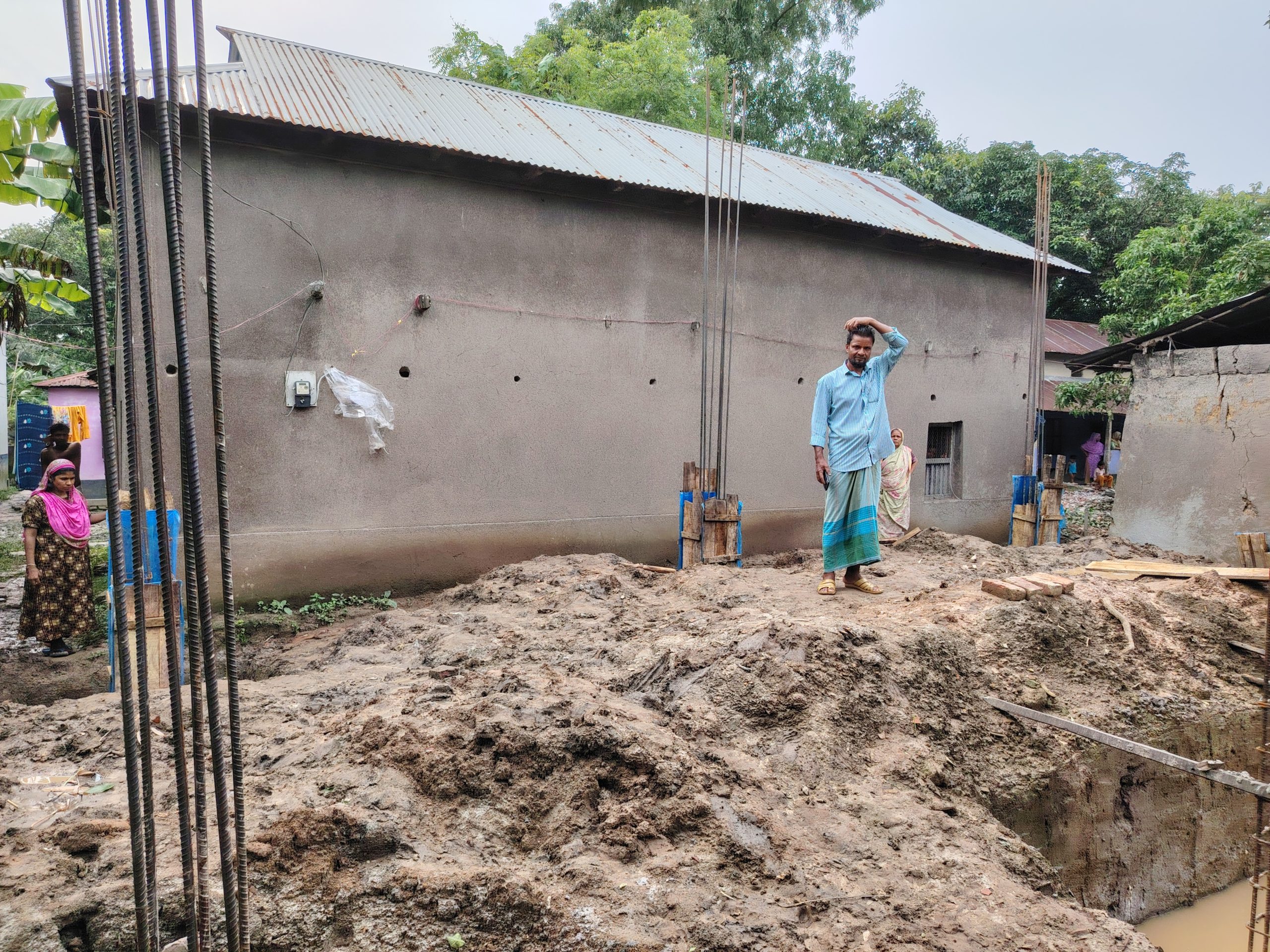 আদালতের নিষেধাজ্ঞা অমান্য করে বিরোধপূর্ণ জমিতে বাড়ি নির্মাণ (3)
